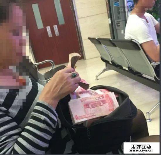 大妈们的红丝巾飘进了区块链会场，时髦造富运动最忠实的拥抱者