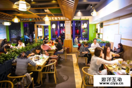 13张桌子日收2万，翻台5次，它如何从火锅红海中突围？